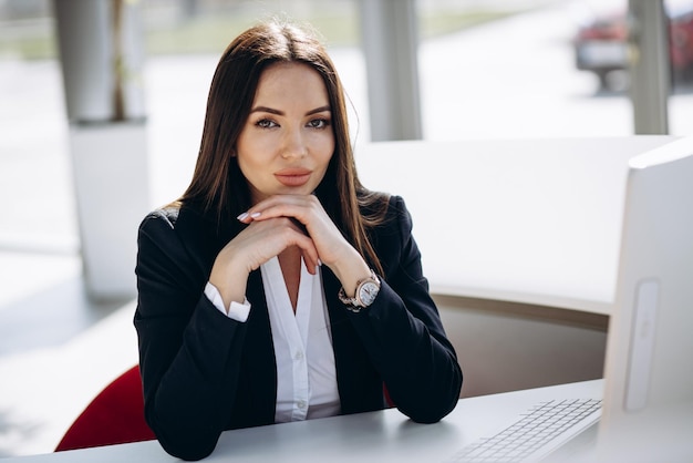 Foto gratuita donna d'affari che lavora su un computer in un ufficio