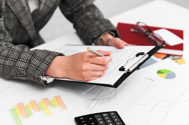 Free photo business woman working in a office desktop