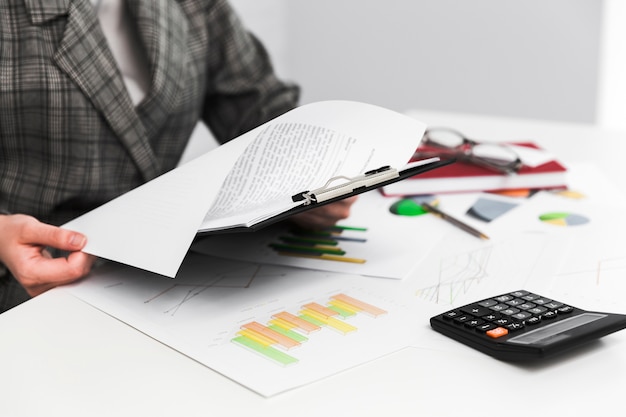 Free photo business woman working in a office desktop