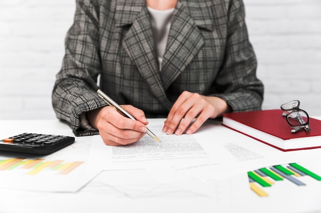 Free photo business woman working in a office desktop