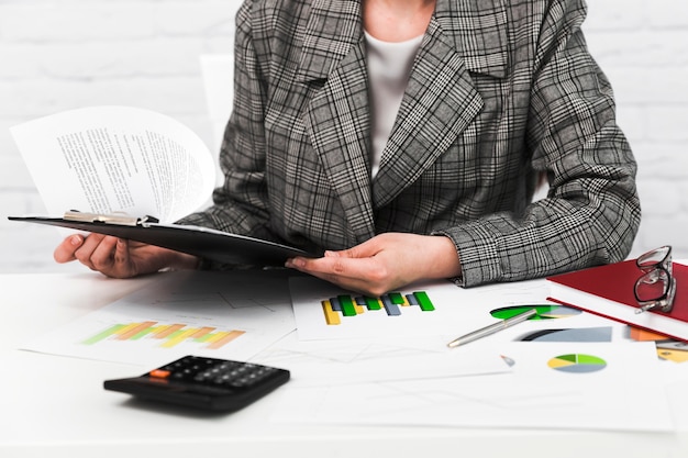 Free photo business woman working in a office desktop