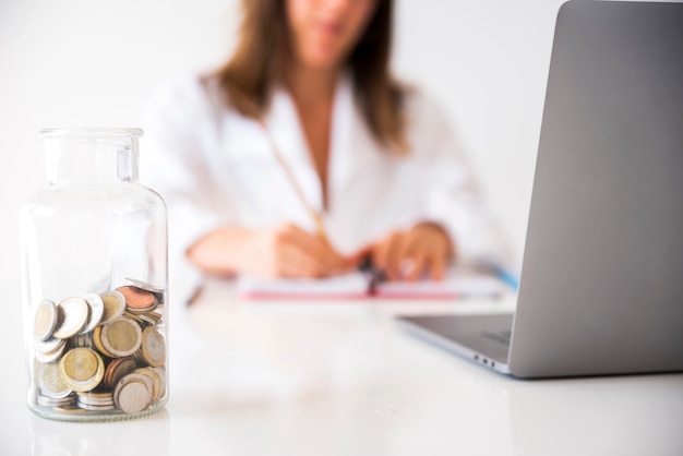 Free photo business woman working in a office