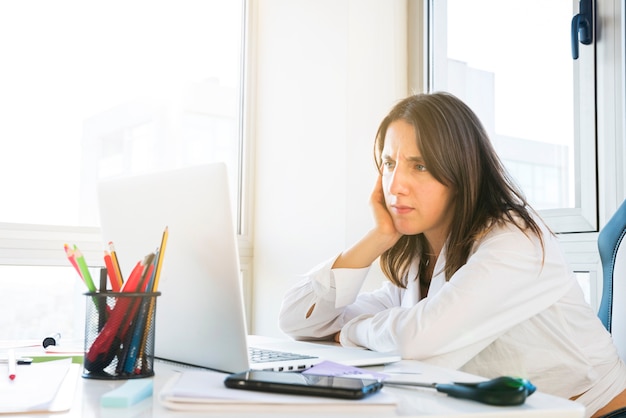 Free photo business woman working in a office