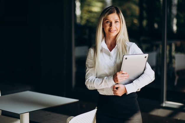 Donna di affari che lavora sul tablet