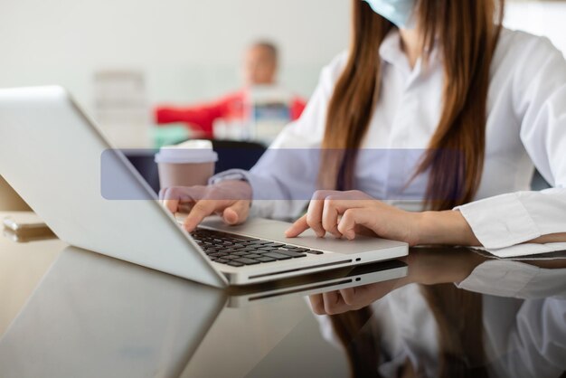 사무실의 컴퓨터 터치 스크린에서 인터넷 검색 페이지를 클릭하는 비즈니스 여성.