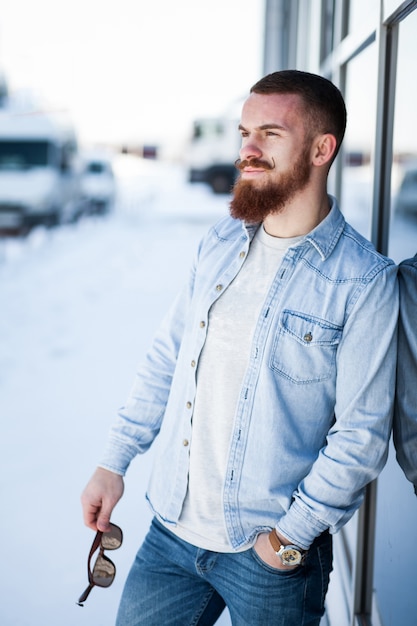 Uomo d'affari adulto automobilistico barba schienale