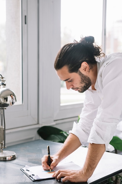 Free photo businessman analyzing the graph in the office