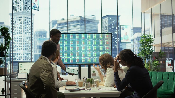 無料Photo ビジネスマンが会議中に会社の破産を発表する
