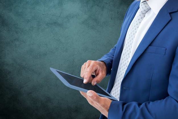 Free photo businessman in blue suit working with his tablet