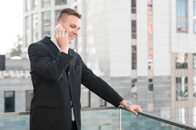 Free photo businessman calling on smartphone