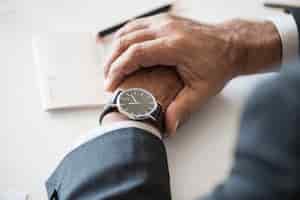 Free photo businessman checking time on hand watch