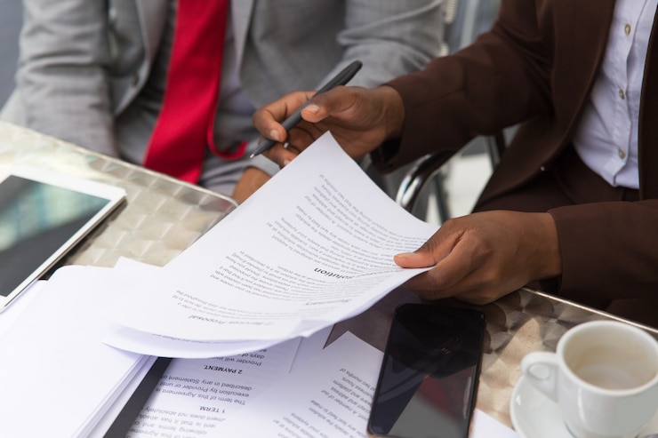 Free Photo businessman consulting legal expert