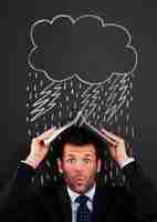 Foto gratuita uomo d'affari che copre la testa dalla pioggia