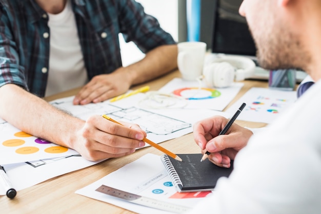 Free photo businessman dictating notes to his colleague in office