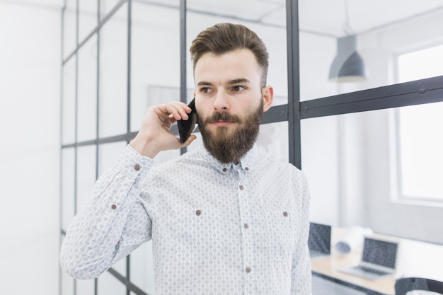 Foto gratuita uomo d'affari facendo telefonata