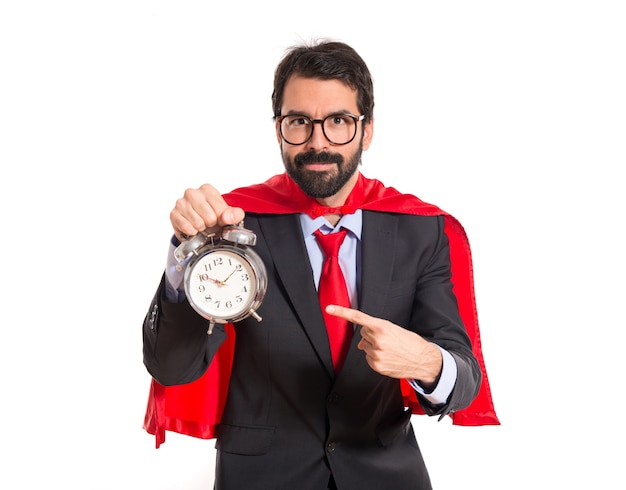 Uomo d'affari vestito come supereroe in possesso di un orologio