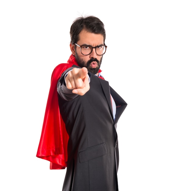Бизнесмен одет как супергерой, указывающий на фронт