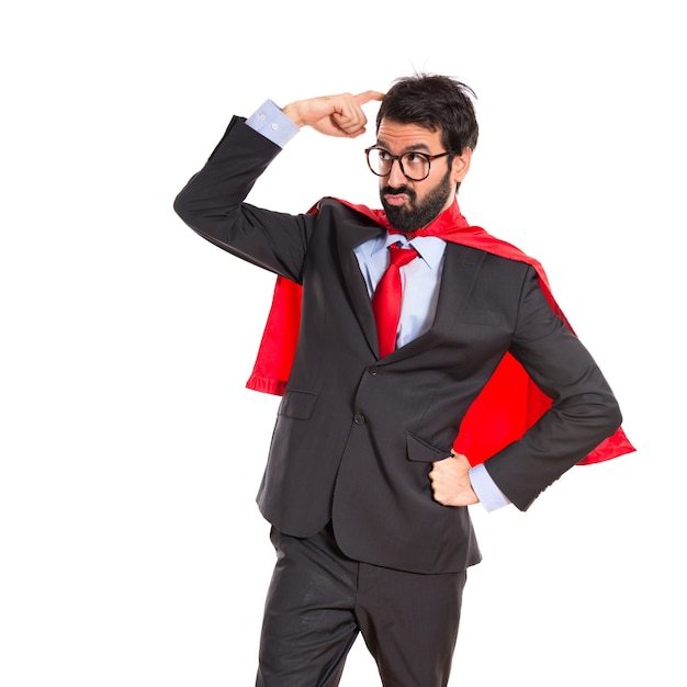 Foto gratuita uomo d'affari vestito come supereroe pensando oltre bianco