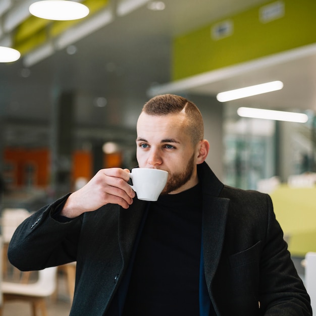 Free photo businessman drinking coffee