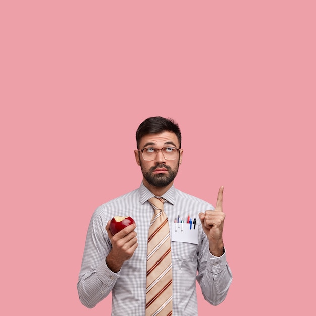 Free photo businessman in formal clothes holding apple