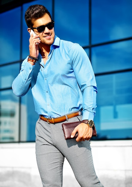 бизнесмен в формальной одежде и солнцезащитные очки