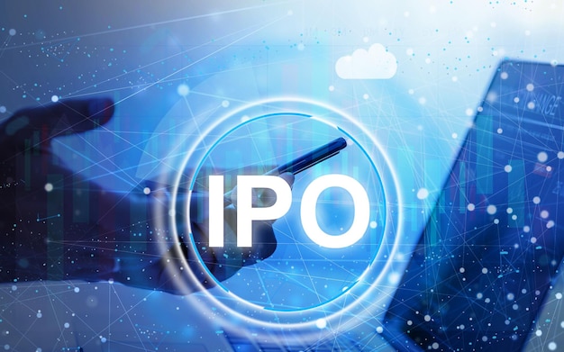 Рука бизнесмена касается знака IPO Initial Public Offering на виртуальном экране.