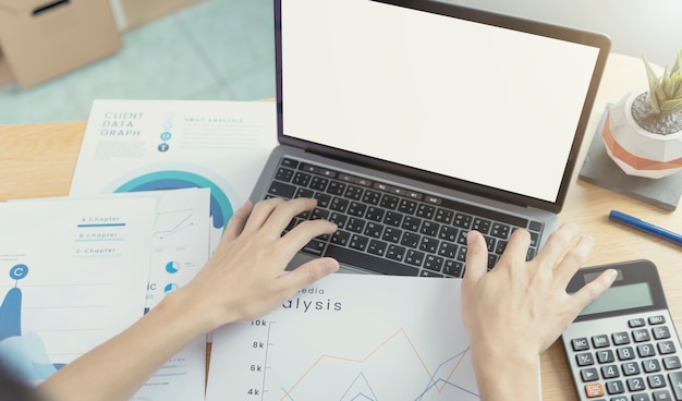 Free photo businessman hands using laptop with blank screen. mock-up of computer monitor. copyspace ready for design or text.