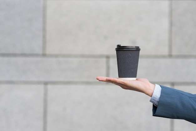 Foto gratuita tazza di caffè della holding dell'uomo d'affari