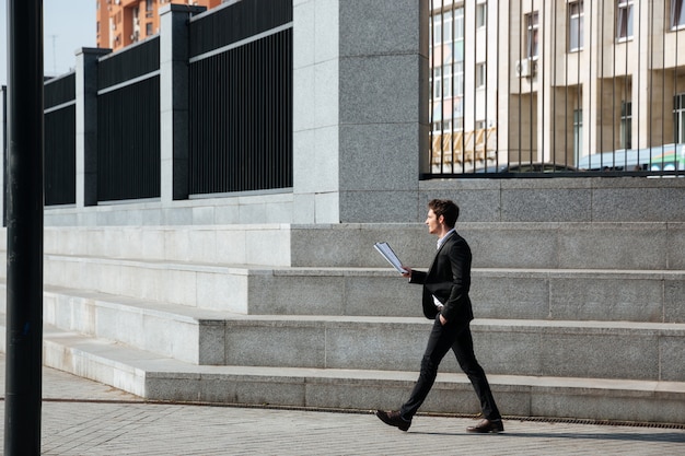 Free photo businessman holding folder