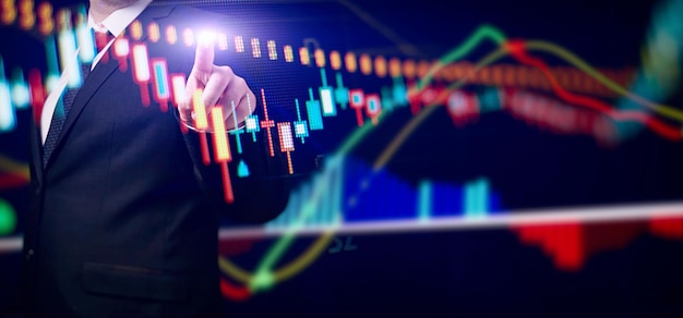 株式市場を分析するための株式タブレット仮想技術投資グラフチャートを保持しているビジネスマン銀行の財務および計画の概念 Premium写真