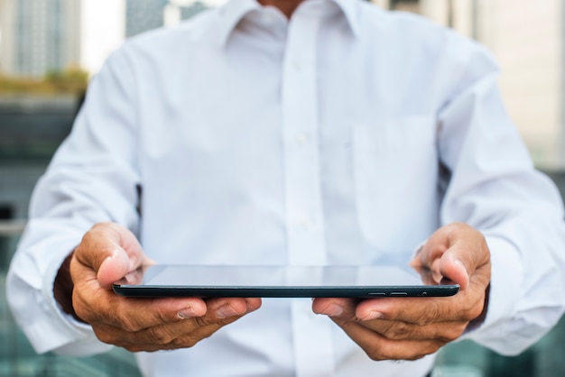 Free photo businessman holding tablet in hands