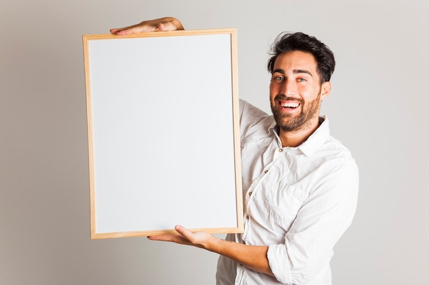 Free photo businessman laughing and hlding whiteboard