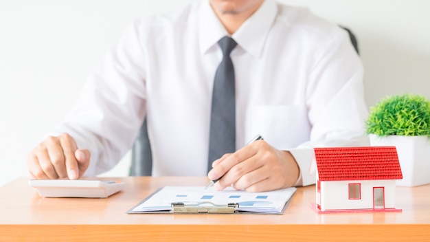Предприниматель или юрист бухгалтер работает финансовая инвестиция на офис