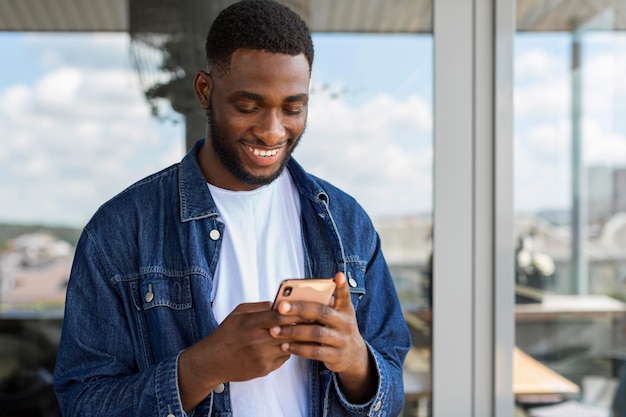 スマートフォンで見ている実業家