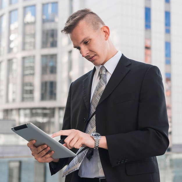 Free photo businessman looking at tablet