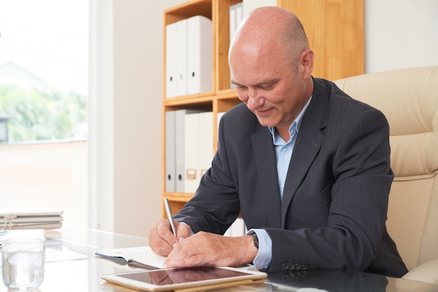 Businessman planning his work day