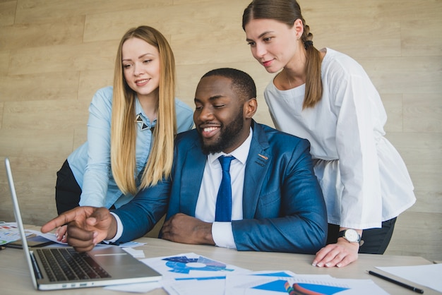 Free photo businessman pointing at laptop