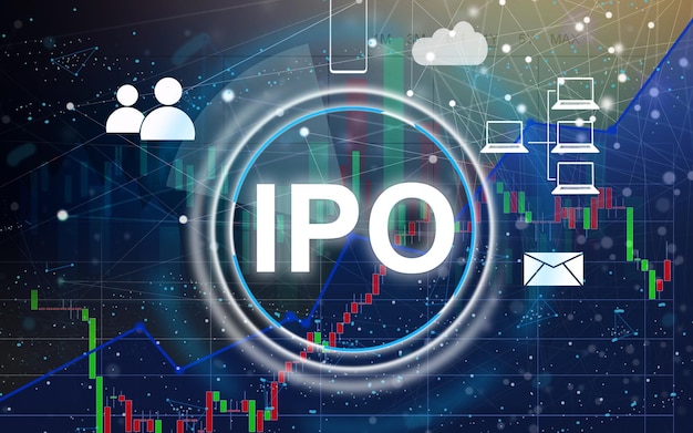 Бизнесмен нажимает кнопку IPO Initial Public Offering на графике телефона.