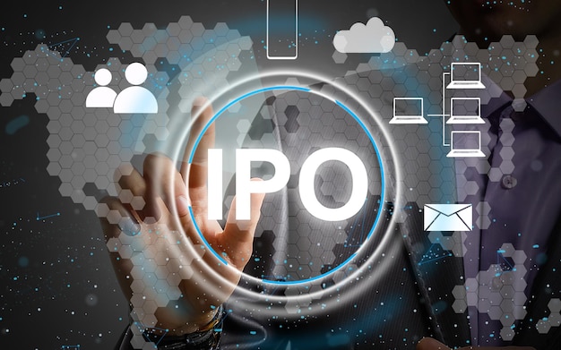 Бизнесмен нажимает кнопку ipo Initial Public Offering сети на графике.