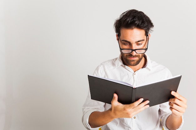 Free photo businessman reading a book