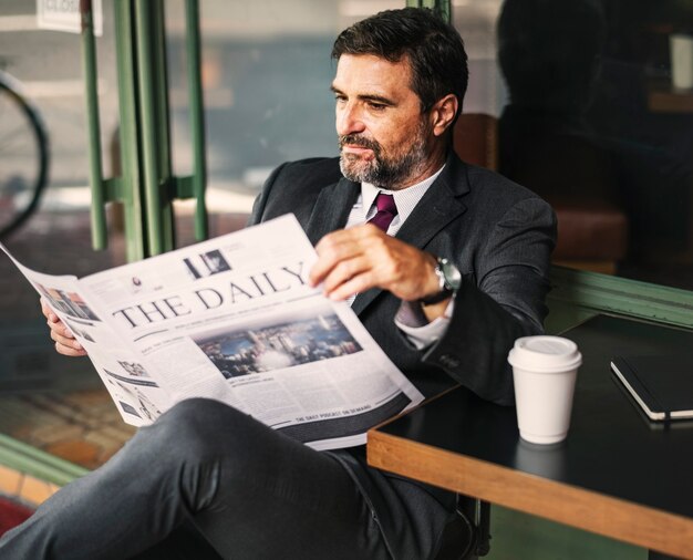 Бизнесмен, читающий ежедневные новости