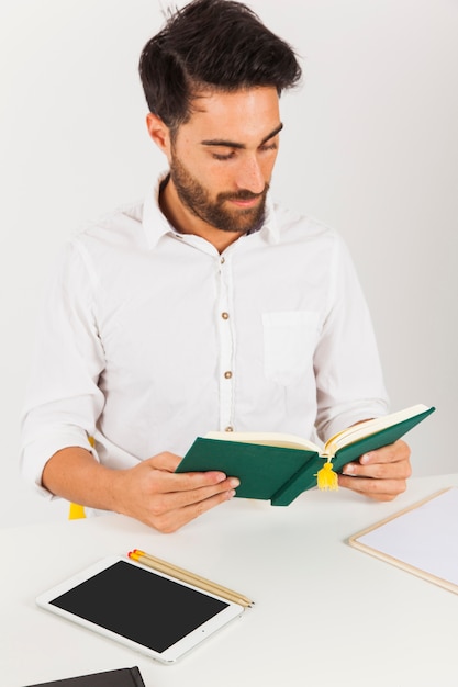 Free photo businessman reading in the office