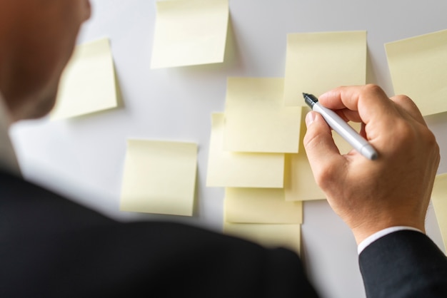 Free photo businessman ready to write notes