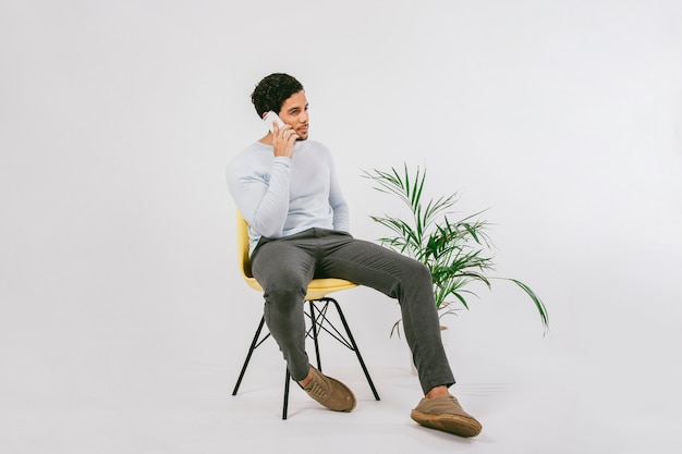 Free photo businessman sitting and phoning