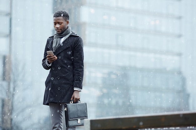 Foto gratuita uomo d'affari in nevicate