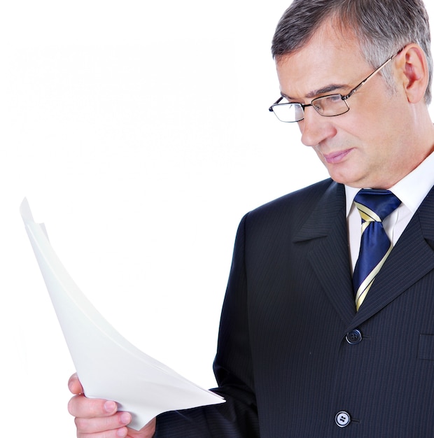 Free photo businessman in suit and glasses reading