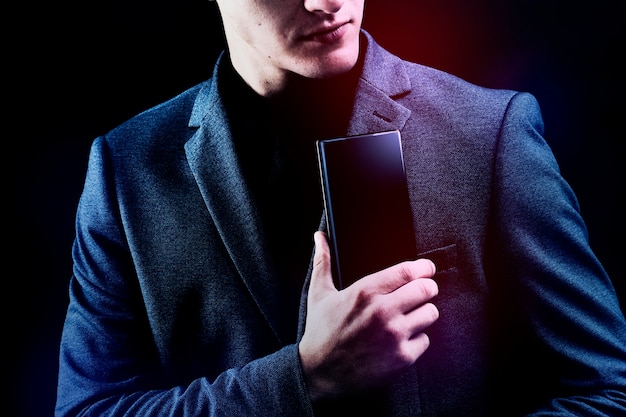 Free photo businessman in suit holing his smartphone