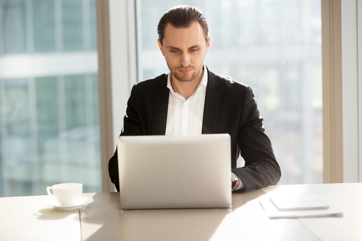 Free Photo businessman surfing information in internet