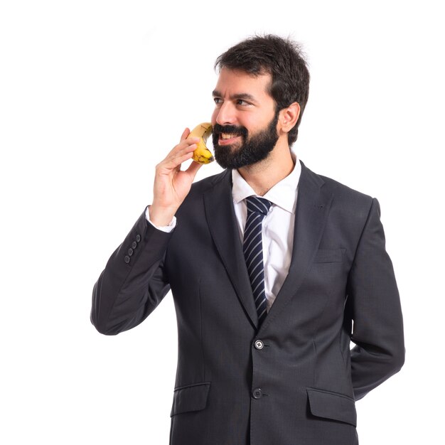 Бизнесмен говорить банан на белом фоне