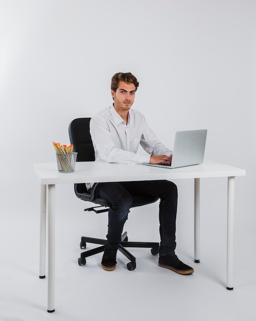 Free photo businessman typing and posing